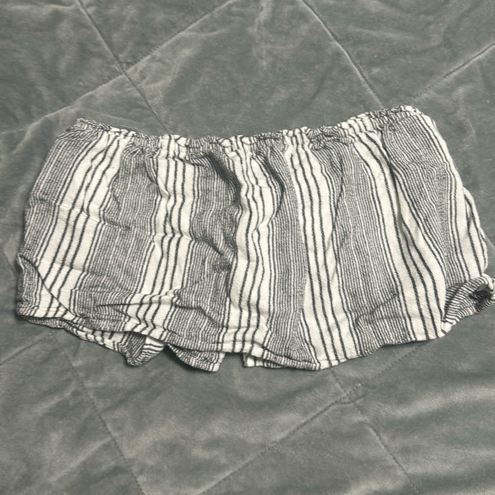 Hollister Black and white crop top